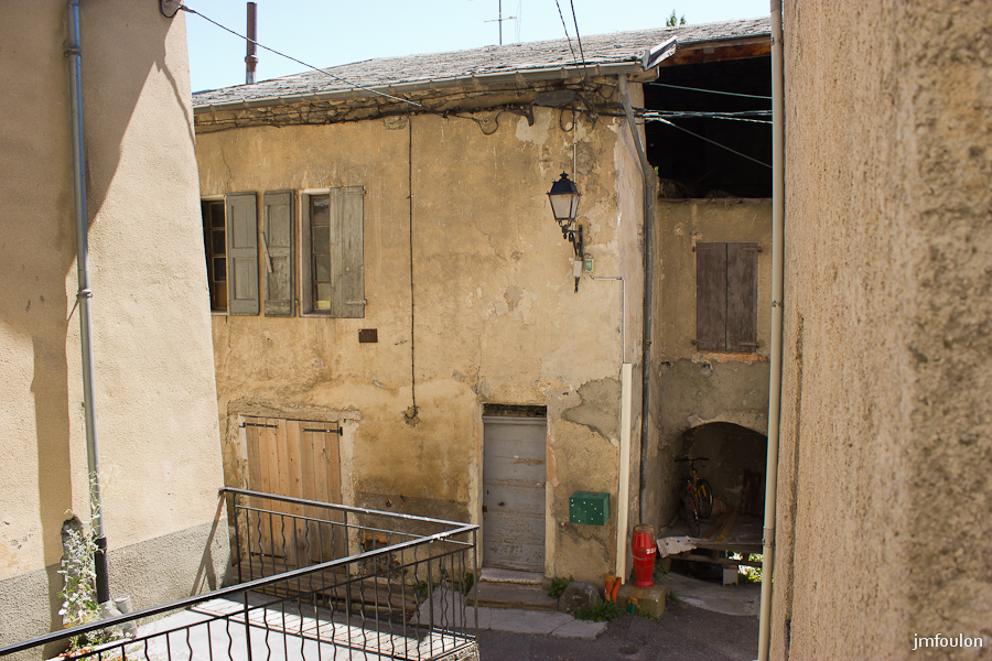 lettret-09.jpg - Vue sur la rue de l'église. A droite au fond, on voit un ancien passage voûté aujourd'hui condamné