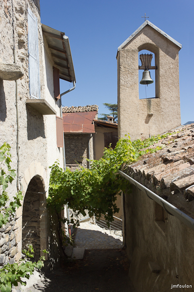 lettret-10.jpg - Vue de la ruelle. A gauche se trouve un porche et le vestige d'une grosse gouttière en pierre sur le mur.