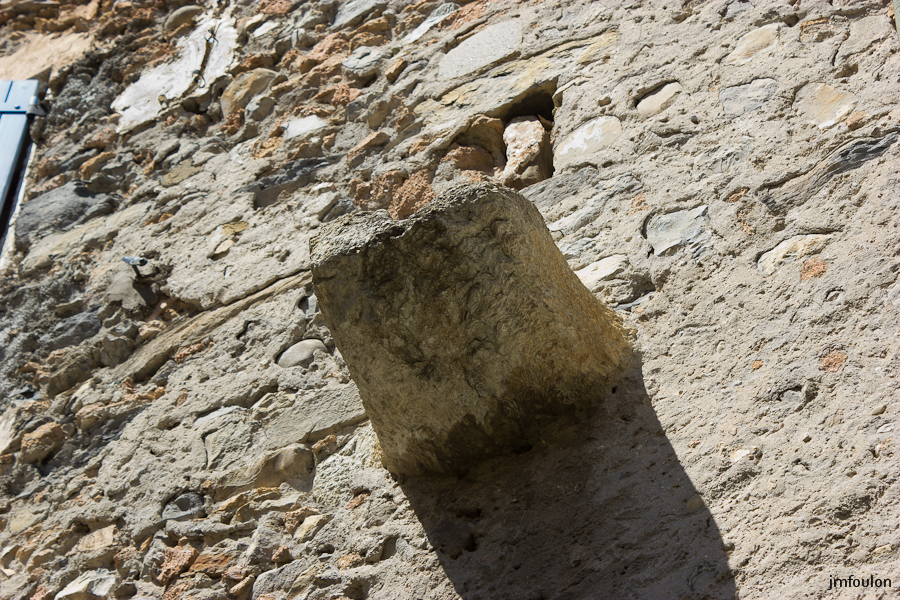 lettret-14.jpg - La gouttière de pierre sur le mur