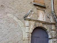 Lurs  Façade remaniée et superbe porte