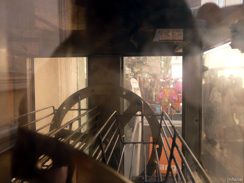 apt-marche-09web.jpg - Au travers d'une rotissoire !