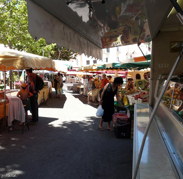 apt-marche-13web.jpg - Etals de nourriture