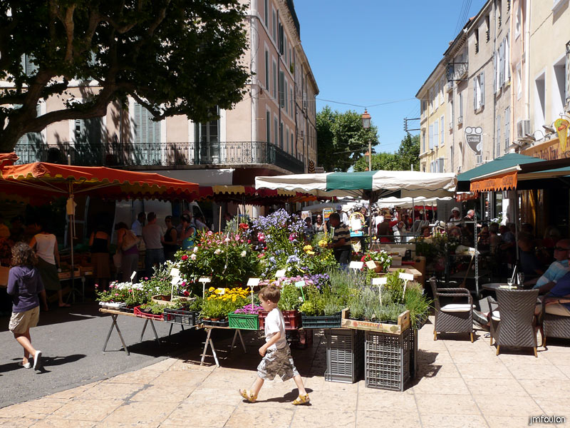 apt-marche-14web.jpg - Elle marche vite ma grande soeur !