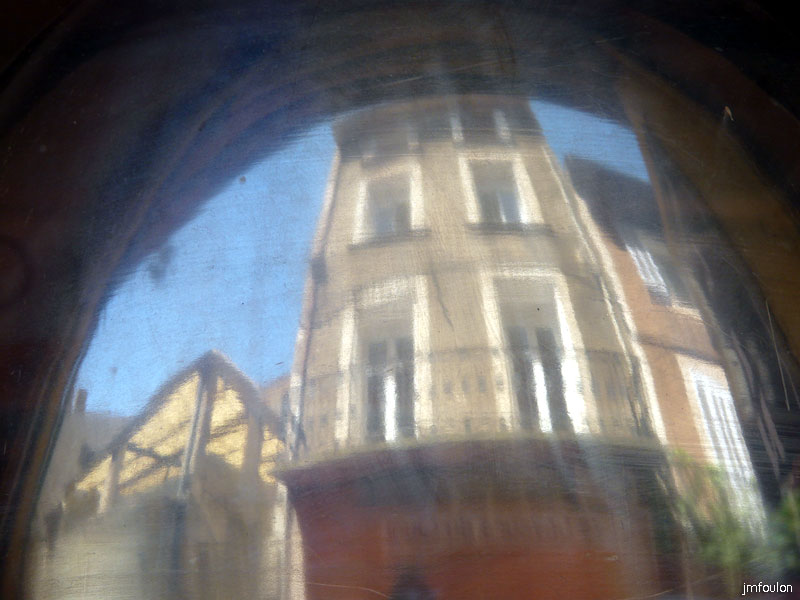 apt-marche-31web.jpg - Reflets dans un abat jour