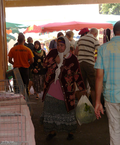 apt-marche-39web.jpg - Madame Sarfati fait son marché