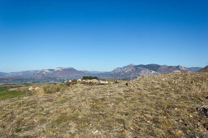 melve-croix-01.jpg - Vue vers le Nord a environ 250 m du départ de la rando qui se fait à l'église de Melve. Au centre: le Serre, hameau se trouvant à environ 650 m au Nord de Melve