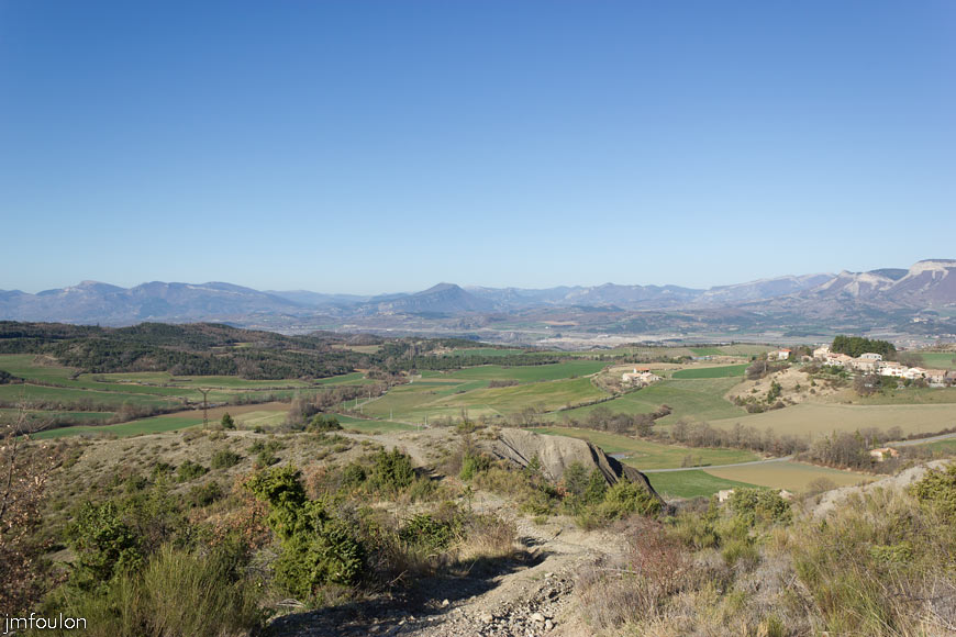 melve-croix-02.jpg - Vue vers l'Ouest. A gauche, toujours le Serre