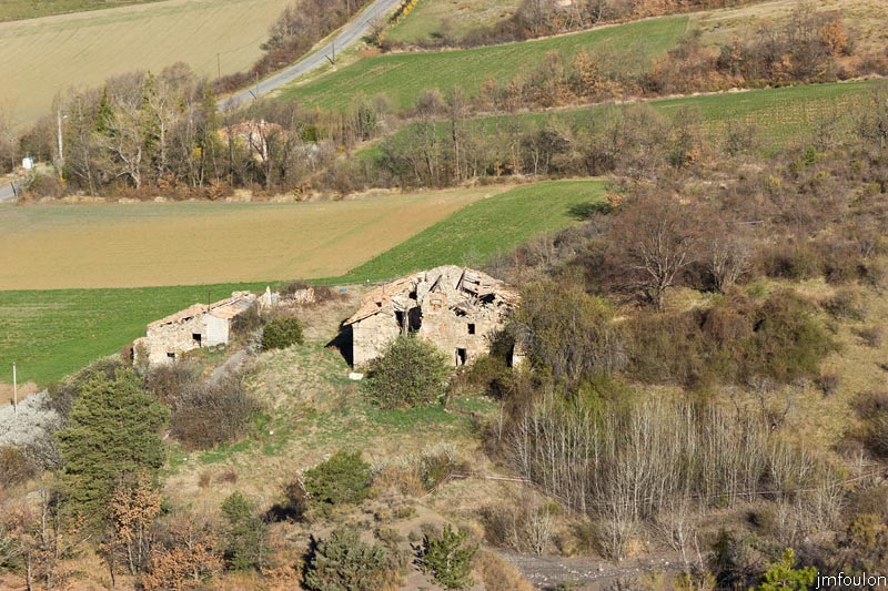 melve-croix-03.jpg - Ruines des Sigauds au lieu dit Sous-ville se trouvant entre Melve et le Serre (zoom)