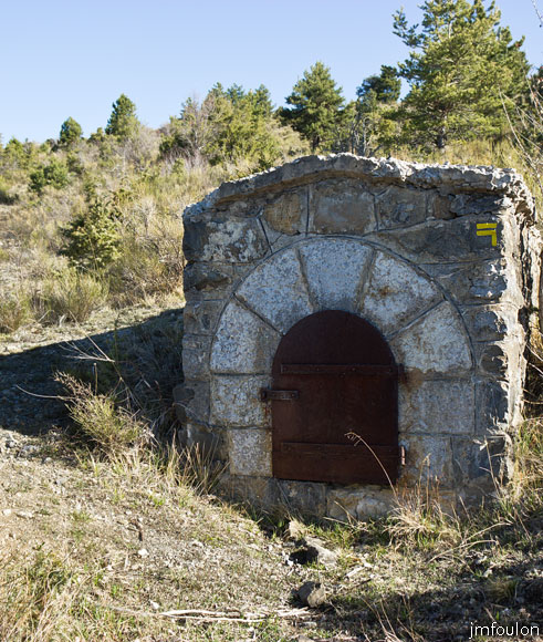 melve-croix-04.jpg - Installation de captage d'eau sur le sentier un peu plus haut. Nous allons tourner à gauche pour monter vers la tour de Guet (XIIIe siècle)