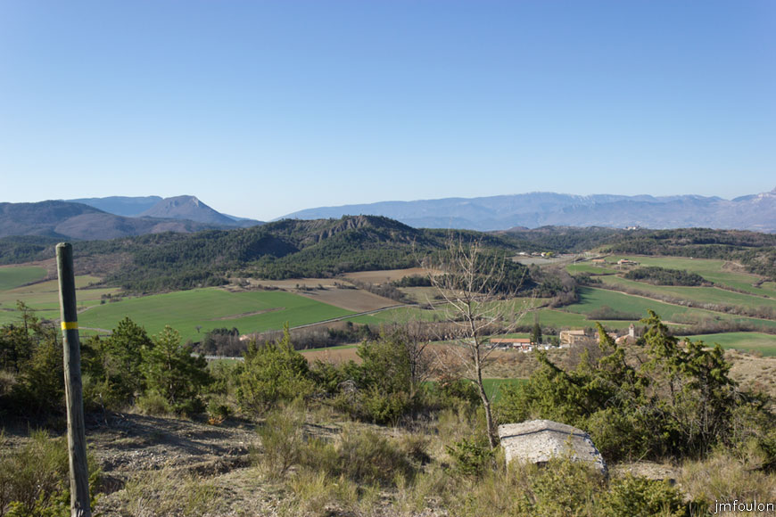 melve-croix-05.jpg - Vue vers le Sud. En bas à droite, Melve et son église, départ de cette rando. Au 1er plan en bas à droite, le toit de l' installation de captage d'eau vu précédemment
