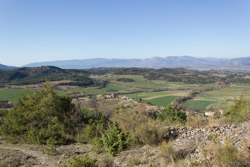 melve-croix-06.jpg - Au loin, les crêtes de Lure