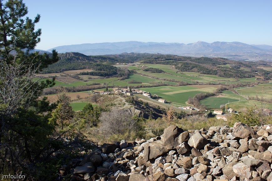 melve-croix-07.jpg - Sur la colline au second plan au centre, on devine le château de Sigoyers-Malpoil duquel on pouvait communiquer par signaux avec la tour de guet que nous verrons plus loin