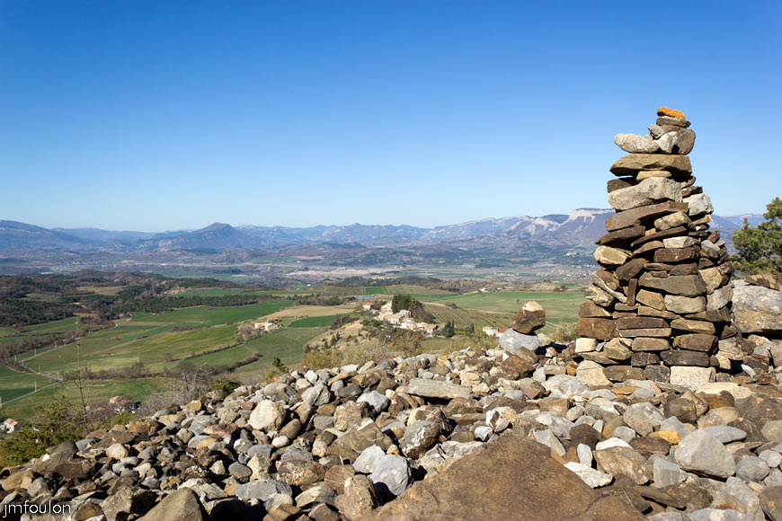melve-croix-08.jpg - Caïrn sur un pierrier tout en longeur. Au second plan au centre, le Serre