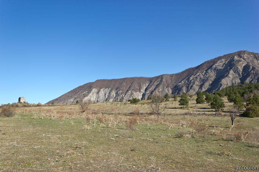 melve-croix-10.jpg - Vue vers le Nord/Ouest du même endroit. La Montagne (c'est son nom) dont nous longerons la crête plus tard, et à gauche la tour de guet de XIIIe ou  nous allons nous rendre