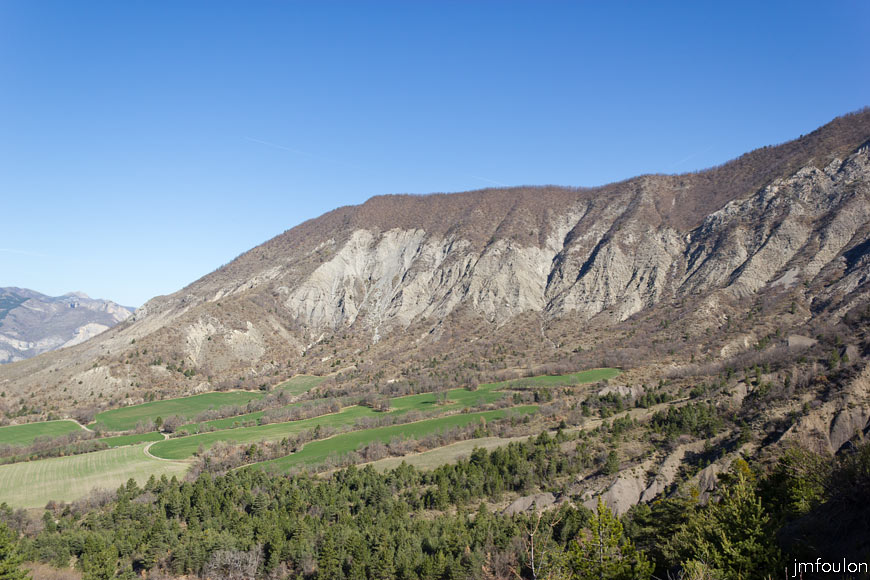 melve-croix-16.jpg - Partie Ouest de l'adret de la Montagne (1225 m) dont  nous longerons plus tard la crête