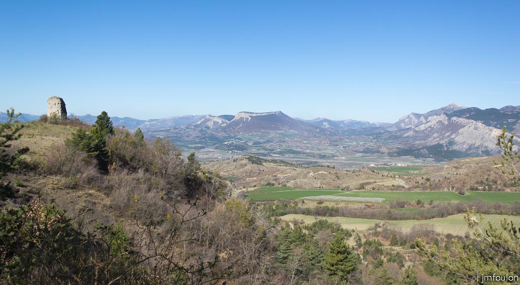 melve-croix-17.jpg - Vue vers l'Ouest. A gauche la tour de guet. Au loin au centre, le Roc Taillefer (113 m) et la Montagne de St Genis (1313 m). A gauche, Les crêtes de Beynon et au plus haut, Aujour (1834 m)