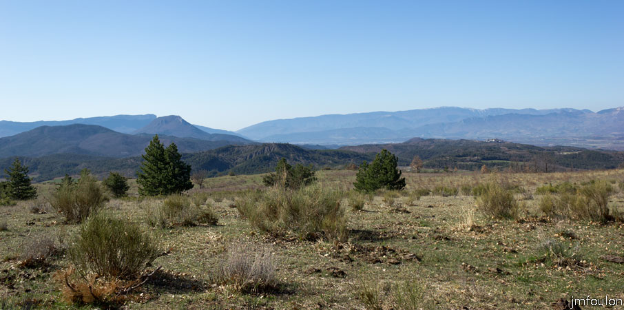 melve-croix-18.jpg - Vue vers le Sud/Ouest. De gauche à droite en arrière plan: Gache (1357 m) Lure (1826 m). Au second plan: Hongrie (1189 m) Le Molard (920 m) Montagne de l'Hubac (1280 m) On voit bien le château de Sigoyers à droite et le plateau de Vaumeilh