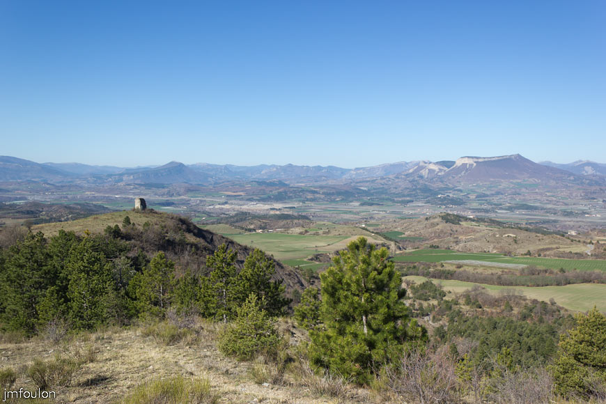 melve-croix-20.jpg - Un peu plus haut. La vue se dégage sur la vallée de la Durance. Au dessus de la tour, Chabre (1353 m)