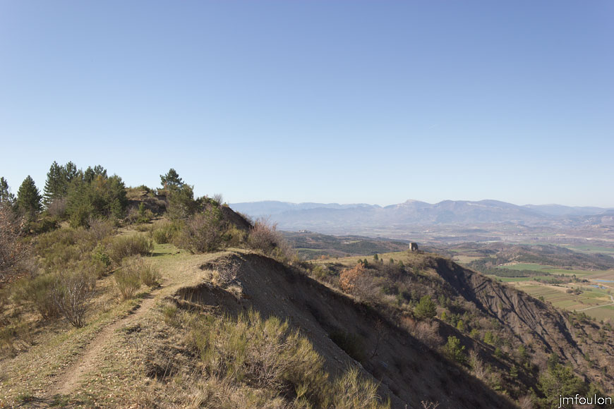 melve-croix-24.jpg - Vue vers le Sud/Ouest et sur le sentier (vue à contresens de la marche)