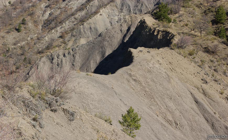 melve-croix-25.jpg - Le sentier longe ici la crête d'une zone marneuse
