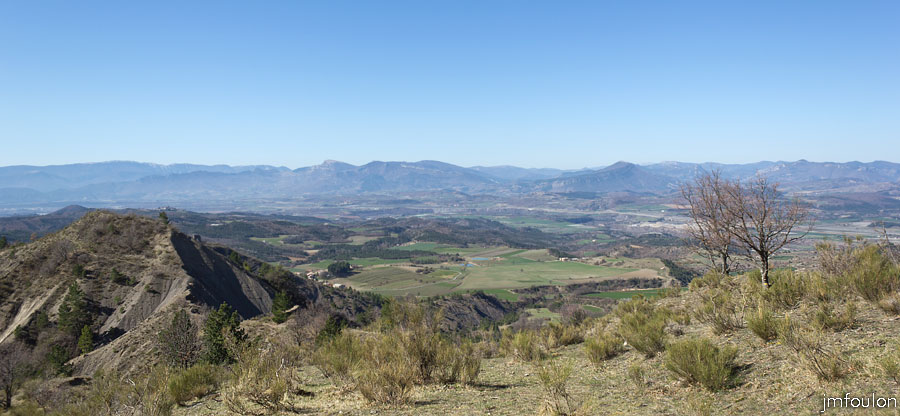 melve-croix-30.jpg - A gauche, les marnes d'ou les précédentes photos ont été prises. On aperçois la tour de guet et en contre-bas les maisons du Serre (vue à contresens de la marche)
