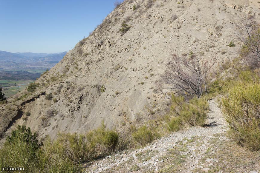 melve-croix-34.jpg - Ici commence le contournement de la Montagne pas l'Est afin d'en rejoindre le sommet et d'en longer les crêtes vers l'Ouest (vue à contresens de la marche)