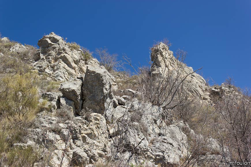 melve-croix-36.jpg - Roches à l'adret de la Montagne