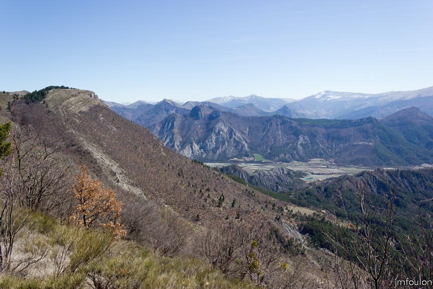 melve-croix-40.jpg - Vue vers l'Est. On aperçois La vallée de la Motte dite "Le Grand Vallon"  (vue à contresens de la marche)