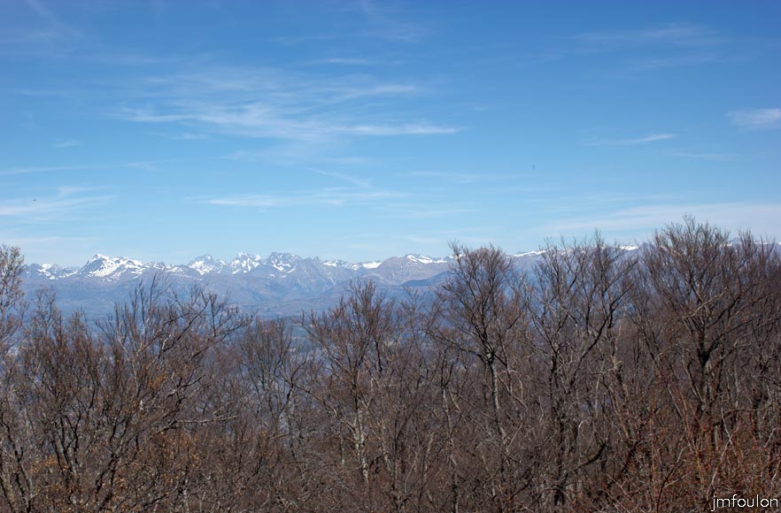 melve-croix-42.jpg - Vue sur les massifs enneigés du parc des écrins