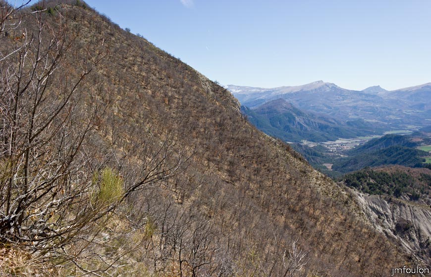 melve-croix-49.jpg - Vue vers l'Est. Nous attaquons le descente