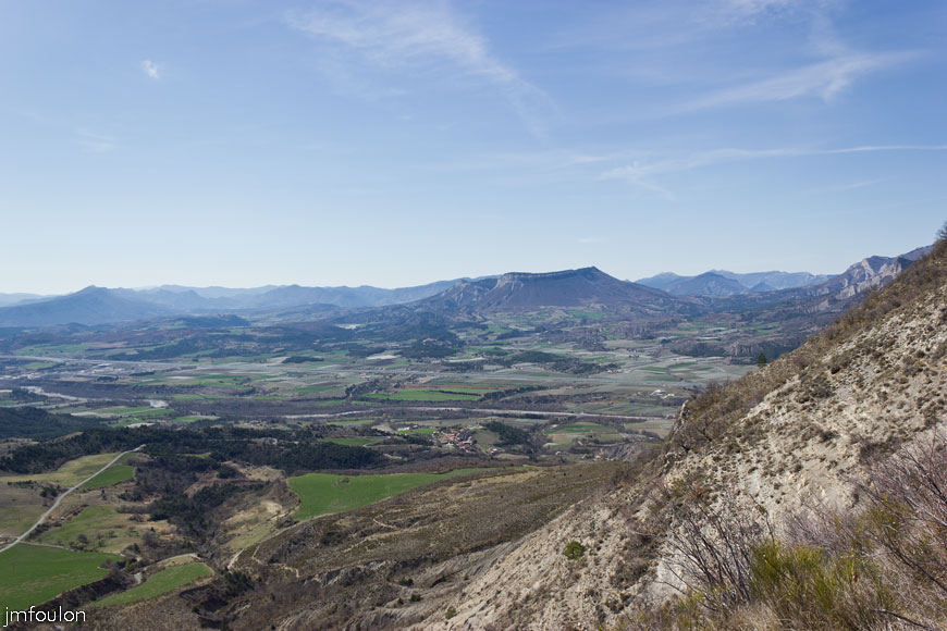 melve-croix-51.jpg - Vue vers l'Ouest. Au centre, on aperçois le petit village d'Astoin