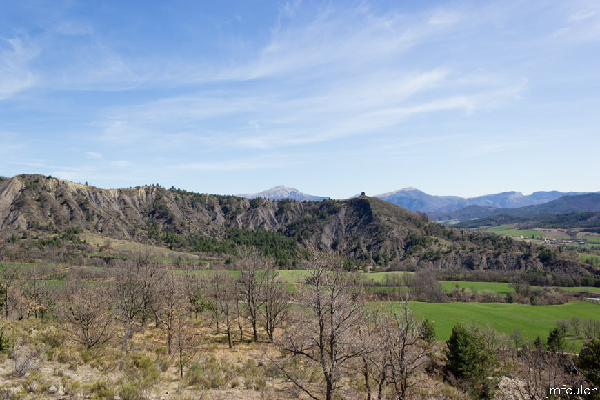 melve-croix-55.jpg - Nous voici en bas. Il suffira maintenant de longer la D 104 qui se trouve à quelques centaines de mètres pour rejoindre Melve