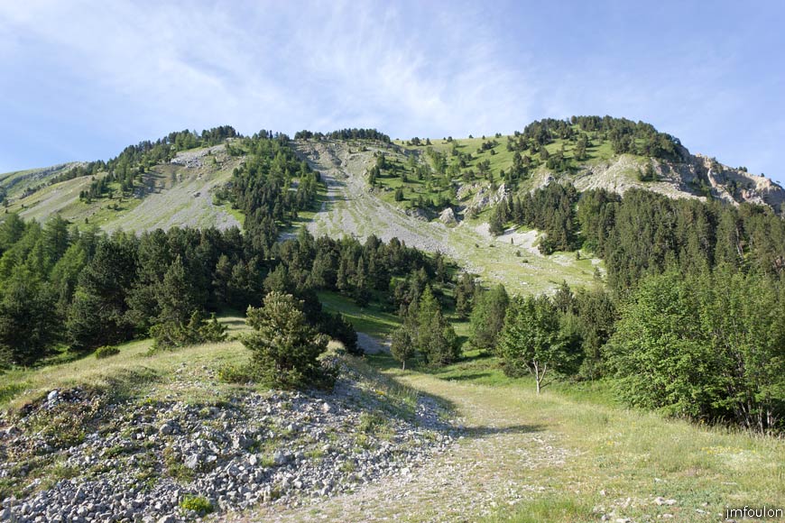 les_monges-007web.jpg - Le temps d'admirer Coste Belle (2106 m) dans toute sa splandeur ! Nous passerons la haut tout à l'heure
