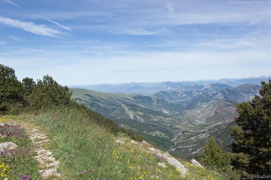 les_monges-030web.jpg - Le sentier et à droite au 1er plan, la vallée de Reynier et Beaudinard