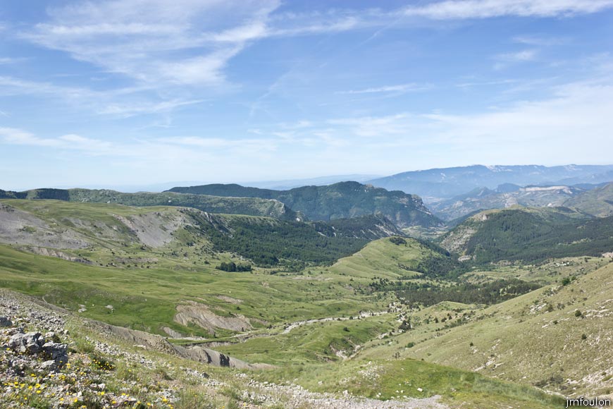 les_monges-035web.jpg - Vue vers le Sud/Ouest depuis la Crête du Raus. Au loin à droite Lure (1826 m)