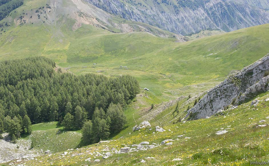 les_monges-049web.jpg - En bas au centre, le sentier que nous avons enpreinté tout à l'heure. A gauche la forêt de mélèzes que nous avons également traversé. On aperçois la cabane de berger de Clapouse. Nous nous y arrêterons tout à l'heure