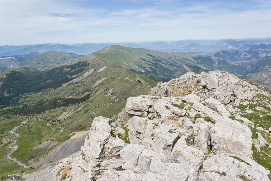 les_monges-051web.jpg - Les Crêtes de Coste belle, prolongement de la montagne de Jouère qe l'on voit derrière au centre