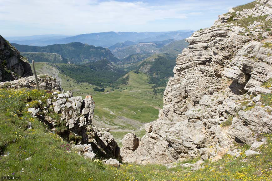 les_monges-061web.jpg - Vue vers le Sud/Ouest depuis les Monges. Au centre, on aperçois la barre de Gourras (1352 m). A ses pieds se trouve le village de Saint Geniez. Au loin à gauche le Luberon, au centre Lure et à droite le Ventoux