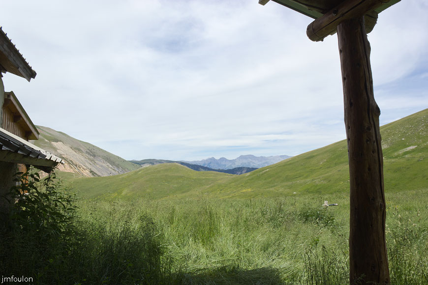 les_monges-081web.jpg - Petite pose sous le auvent de la cabane de Clapouse. Il fait chaud !