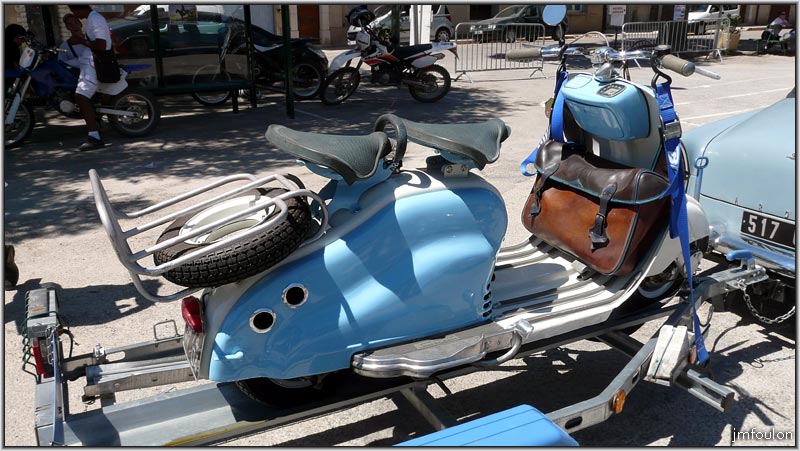 simca-vespa-1web.jpg - Scooter tracté par une Simca