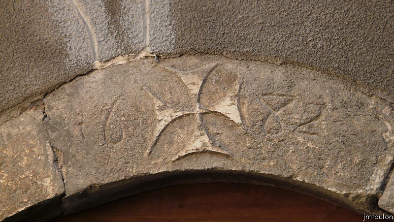 la-motte-10web.jpg - Croix trinitaire entourée d'une date (1682) sur le linteau d'une des portes du couvent de la Sainte-Trinité