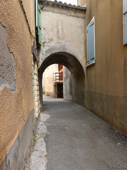 la-motte-15web.jpg - Passage entre deux maisons au dessus de la rue