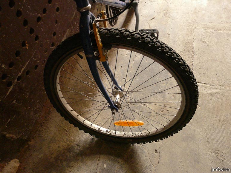 la-motte-22web.jpg - Un velo d'enfant dans l'entrée