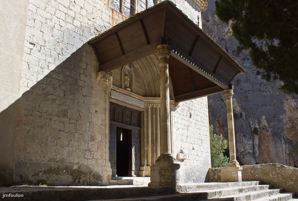 nd-beauvoir-042.jpg - La majestueuse entrée de Notre Dame de Beauvoir . La renommée de la chapelle se répandit à partir du XIIe siècle surtout en raison des miracles de la vierge