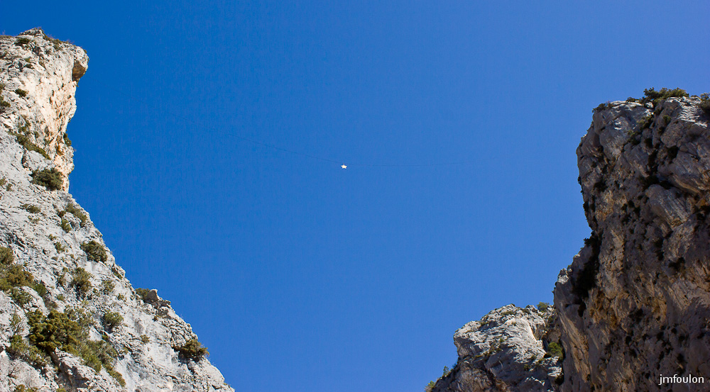 nd-beauvoir-072.jpg - Entre les deux falaises, l'emblèmatique Etoile de Moustiers. L'étoile que nous contemplons aujourd’hui date de 1957. C’est la onzième qui surplombe la corniche. En 1995, elle est dorée à l’or fin avant de retourner veiller sur le village.