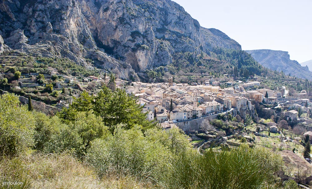 moustier-001.jpg - Vue générale de Moustiers. On aperçois les vestiges des remparts qui protégaient la ville au Nord et à l'Est