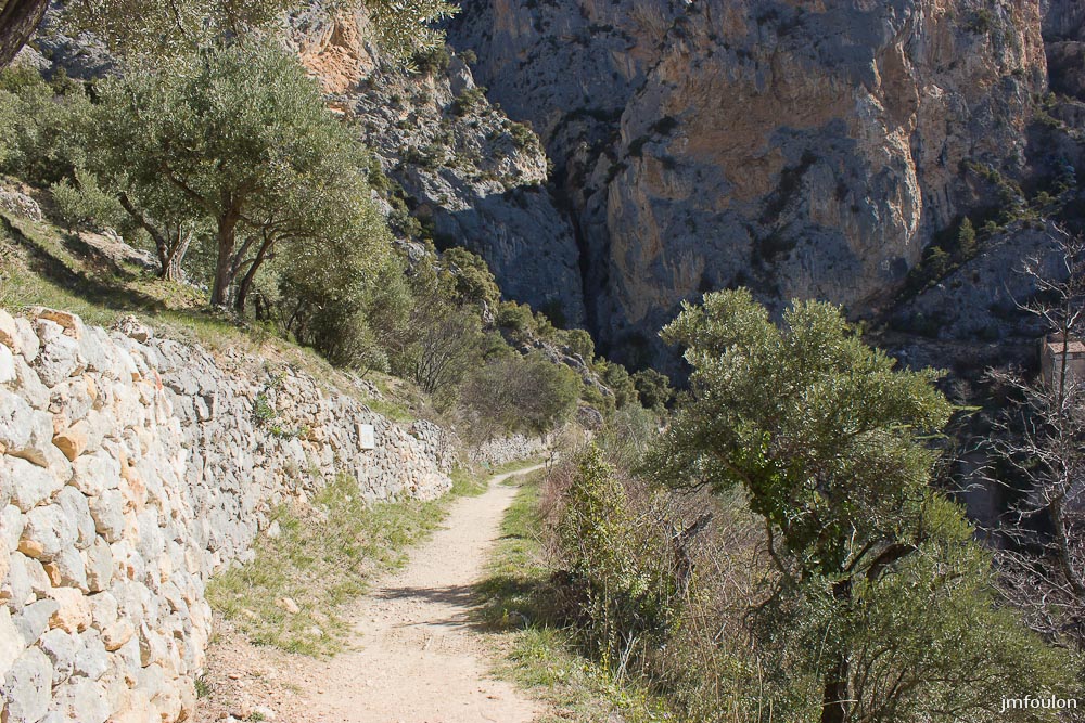 moustier-006.jpg - Revenons sur nos pas vers la porte du Riou par laquelle nous entrerons dans Moustiers