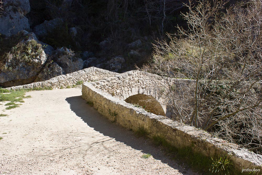 moustier-008.jpg - Le petit pont du Riou qui permet de passer la cascade du même nom