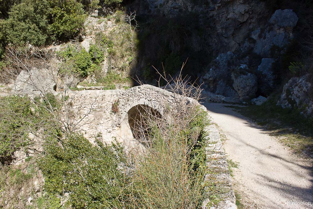 moustier-009.jpg - Le petit pont du Riou qui permet de passer la cascade du même nom