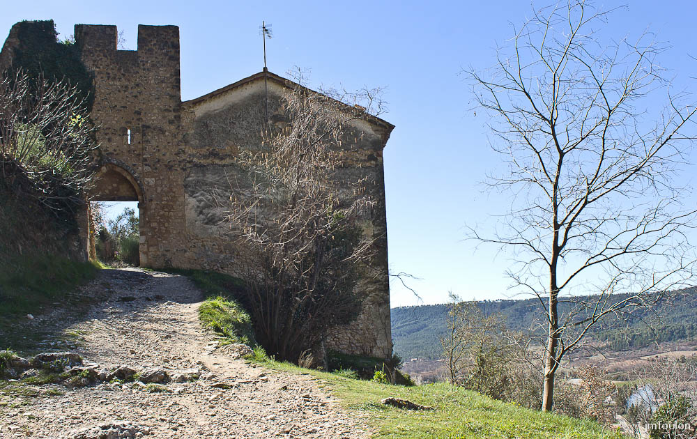 moustier-010.jpg - Nous voici devant la porte du Riou (XVe). Une des portes qui permettaient d'entrer dans le village fortifié